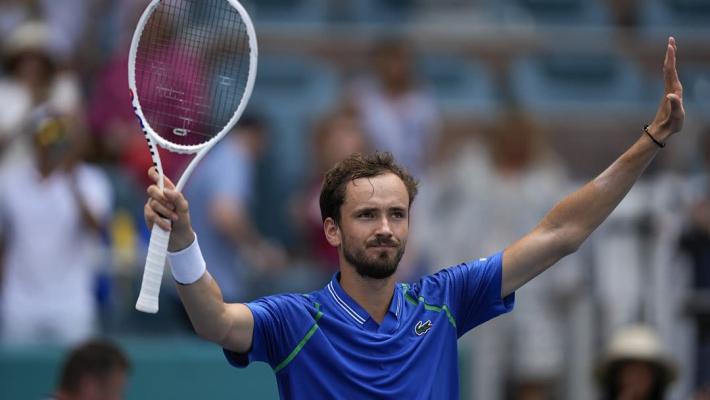 据前队友描 据前队友描